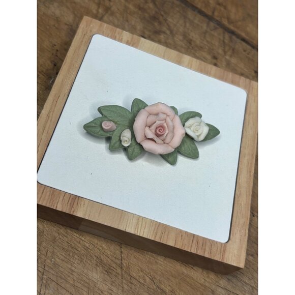 Handcrafted Floral Porcelain Brooch With Pink & White Roses Green Leaves And Met - Picture 1 of 8